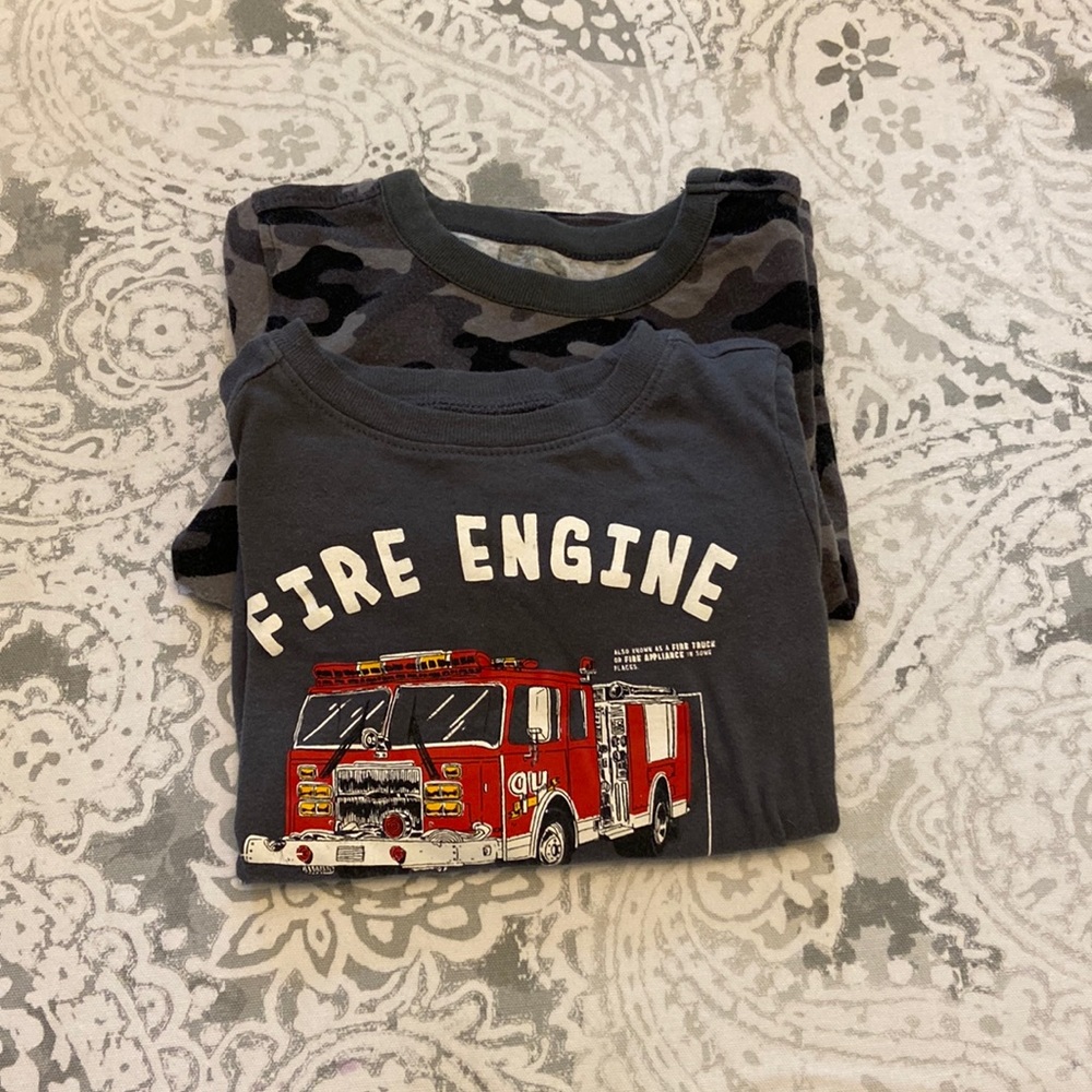 Set of 2 Old Navy long sleeve shirts size 2T in great condition.